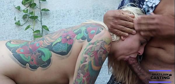  loira tatuada fode gostoso na rola grande do seu amigo cheia de tesão.  Completo no xvideos red